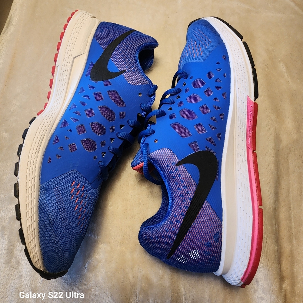 Nike Women Blue and Pink Sneakers - Picture 2 of 7